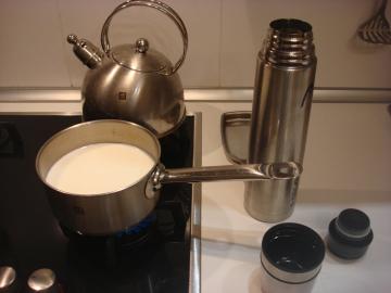 2 processo simples para a preparação de leite morno. Agora doméstica de lixo simples!