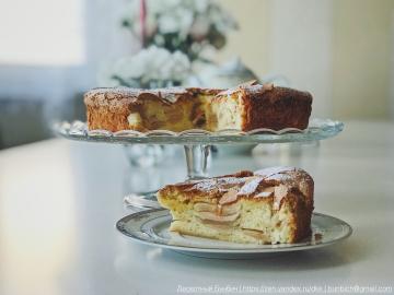 Como cozinhar torta de maçã com uma batata frita e maçãs suculentas