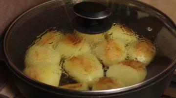 Receita da avó por deliciosas batatas fritas. Uma maneira simples de preparar batatas