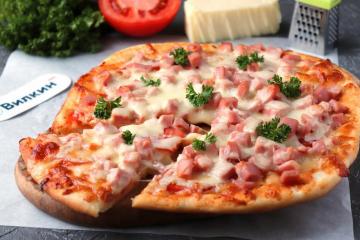 Pizza com linguiça, tomate e queijo