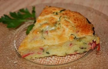 Torta rápida com queijo e presunto. A receita com pressa