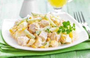 Salada de frango com abacaxi e milho. Impressionante delicioso!