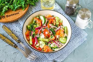 Salada com queijo cottage e vegetais