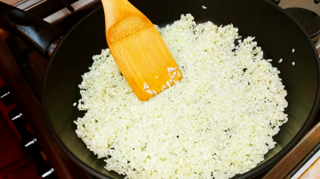 Acompanhamento incomum de arroz normal em uma panela