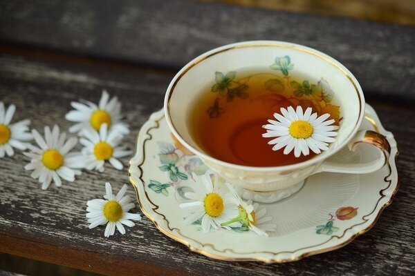 O chá de camomila é bom para o estômago e os nervos. (Foto: Pixabay.com)