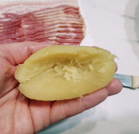 Descasque as batatas, corte-o ao meio com uma faca corte cuidadosamente o meio