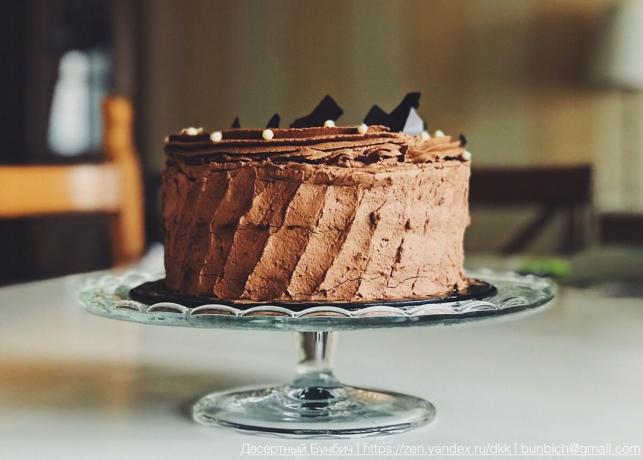Aqui está um bolo pode ser feito de pão de ló de chocolate com creme de chocolate