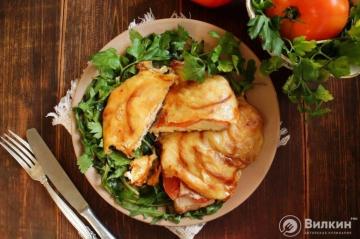 Costeleta de frango com tomate e queijo