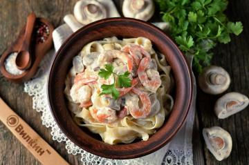 Macarrão com camarão em molho cremoso