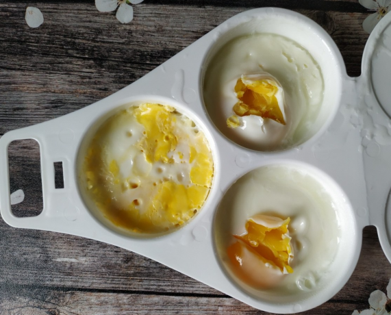 Formar para cozinhar ovos no microondas, o preço de 200 rublos. Fotos - Yandex. fotos