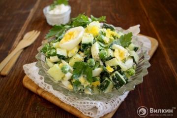 Salada de ervilhas, ovos e pepino