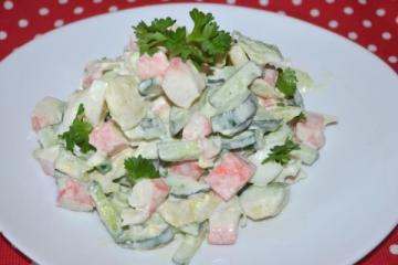 Salada saborosa impressionante com varas de caranguejo e abacate! Você vai cozinhá-lo para todos os feriados!