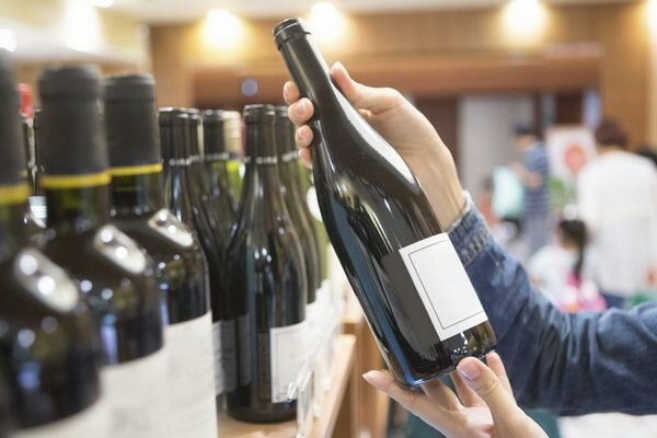 Sempre leia o rótulo do vinho antes de comprar (Foto: Pixabay.com)