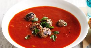 Sopa do Meatball, feijão e suco de tomate