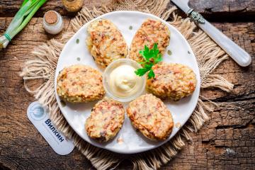 Costeletas de peixe enlatado com arroz