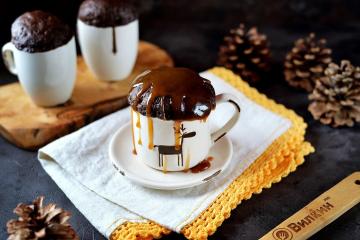 Cupcake de chocolate em uma caneca no microondas