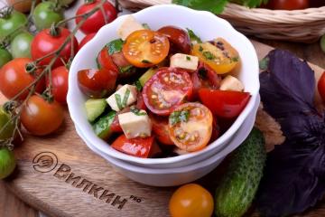 Salada de tomate, pepino e queijo