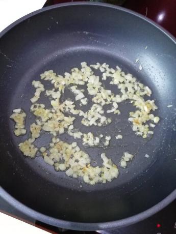 Como me preparar macarrão com cebolas fritas para decorar