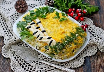 Salada de bétula com frango e ameixas