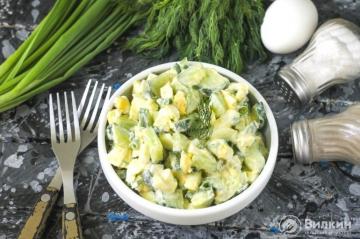 Salada de pepino, ovo e cebola verde