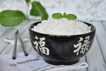Aprendi a cozinhar arroz quebradiço em uma panela elétrica (acabou sendo fácil)