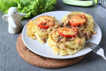 Ninhos de macarrão picado no forno