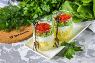 Salada de coquetel com caviar vermelho