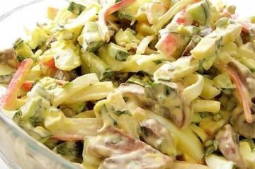 Salada "Alenka" com delícias do mar e cogumelos. Incrivelmente delicioso!