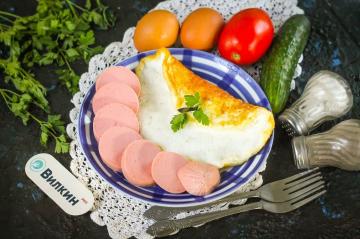 Omelete de proteína em uma panela