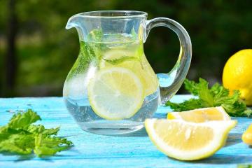Por bebida água com limão em um estômago vazio?
