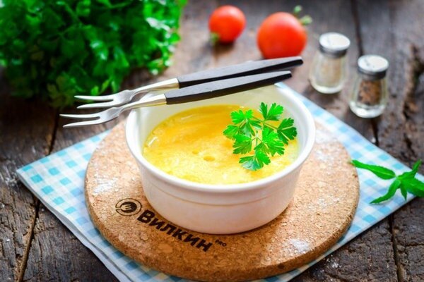 Para dar gosto, a omelete pode ser polvilhada com queijo por cima (Foto: vilkin.pro)