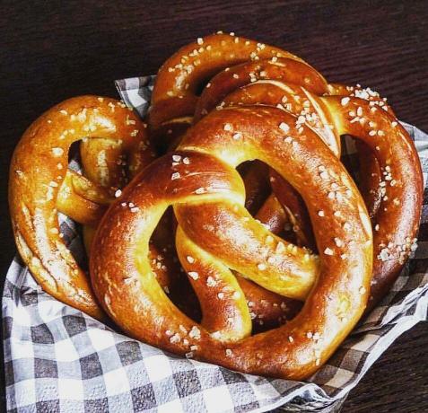 Ruddy "pretzels" sal na massa e polvilhar com sal. Fotos - Yandex. fotos