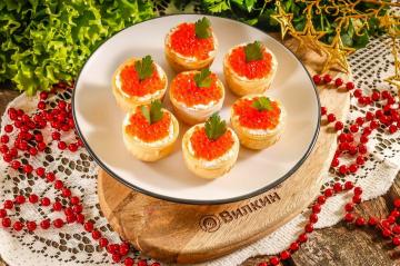 Tortinhas com caviar vermelho