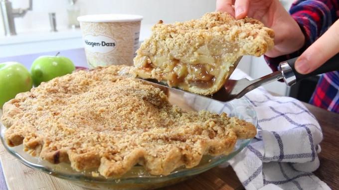 torta de maçã holandesa é geralmente servido com uma colher de sorvete ou chantilly. Fotos - Yandex. fotos