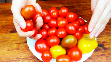 Tomates em conserva em uma jarra para o inverno, assim como os barris.