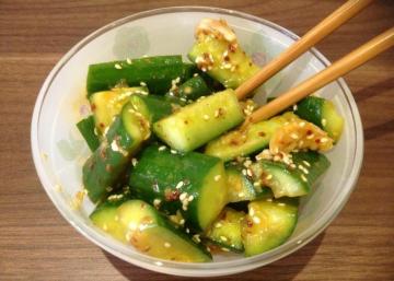 Spicy lanche: Pepinos, alho e pimenta em coreano