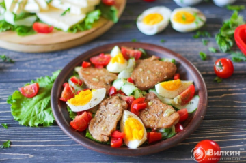 Salada com frango, ovos e vegetais