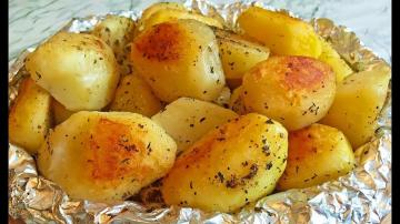 Batatas com uma batata frita no forno com alho. Minha receita favorita