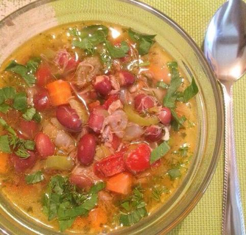Esta sopa é chamado a marca registrada da Bulgária, eo sabor e os benefícios de que não é inferior ao nosso borscht.