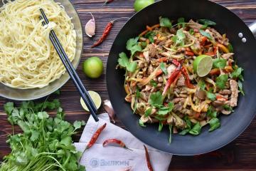 Macarrão wok com carne e vegetais