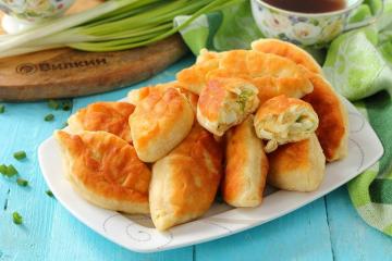 Tortas fritas com cebola verde e ovo