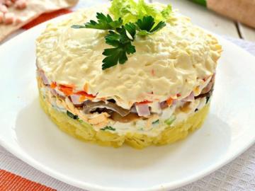 Salada Vechinoy com queijo e cogumelos: tão delicioso que é impossível romper!