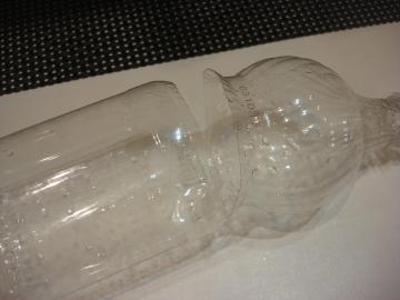 Minuto "invento" a partir de qualquer garrafa de plástico, o que irá poupar os dedos de ser cortado com um triturador de faca.