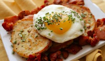 Melhor café da manhã: panquecas com ovos mexidos e bacon