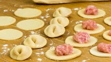 A massa para os bolinhos para água mineral. receita favorita