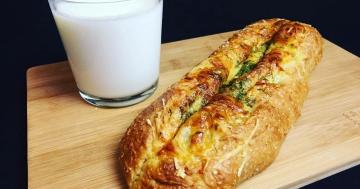 Baguette com queijo e alho no forno. Minha receita favorita