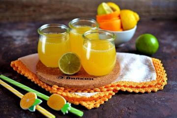 Limonada caseira de laranja, lima e limão