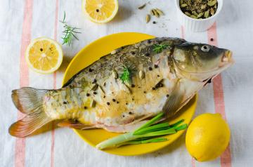 Carpa com limão no forno: a forma de assar peixe delicioso