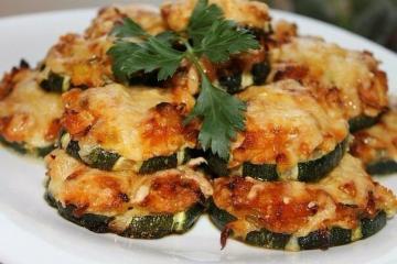 Zucchini cozido com carne picada no forno. receita fácil