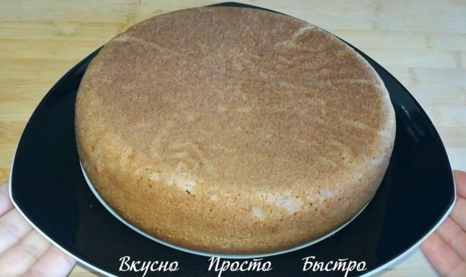 Biscoito também ser cozida num forno pré-aquecido a 180 ° C. Disposição para verificar o espeto de madeira. Perfurar o espeto de bolo, espeto se seca, em seguida, o bolo esponja está pronto.